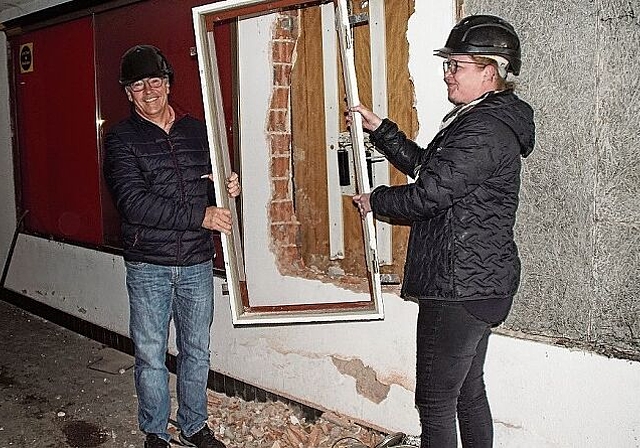 Stephan Simmendinger, Präsident Verein Kultur Marabu, und Architektin Damiana Imhof, leiten die Abbrucharbeiten ein.