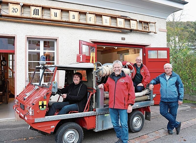 «Wir sind stolz auf unser Bijou!» Vor dem neuen Feuerwehrmuseum Thürnen mit einem voll ausgestatteten Haflinger Puch: Jrene Rutishauser, Sepp Weber, Urs Ulmann, Herbert Eichinger (v. l.).Fotos: b. bentolila