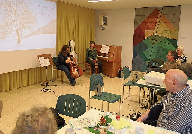 Pfarrerin Annina Völlmy improvisierte am Cello mit Teamleiterin Lotti Oldani am Klavier zusammen musikalische Melodien passend zum Naturvortrag. Fotos: U. Handschin