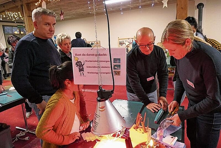 Nationalrätin Florence Brenzikofer, die sich letztes Jahr ins Kerzenziehen von Kari Meiller einweihen liess, wird auch dieses Jahr am 24. November wieder im Team mithelfen. Foto: u. handschin