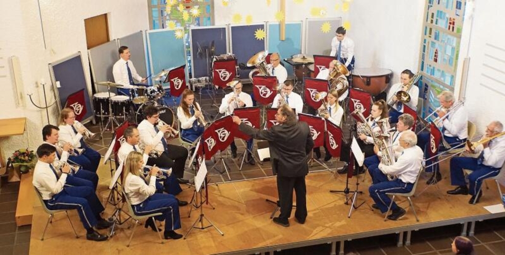 Die Brass Band Musikgesellschaft Füllinsdorf füllt die Kirche mit ihrem Klang.