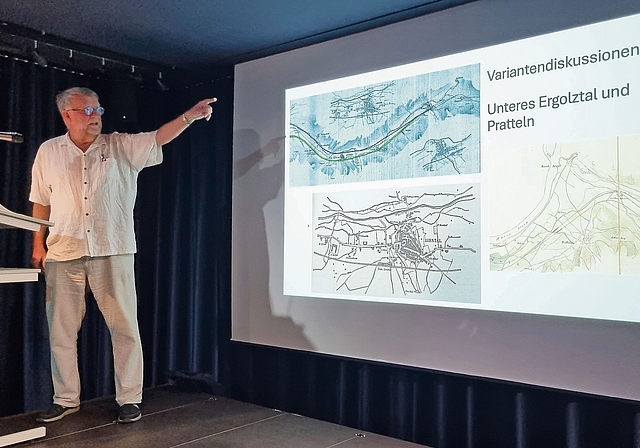 Referent Dominik Wunderlin erklärt die beiden Linienvarianten durchs Ergolztal und Liestal.Foto: L. Degen