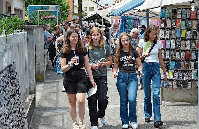 Auch die Jugend möchte auf einen Marktbesuch nicht verzichten.