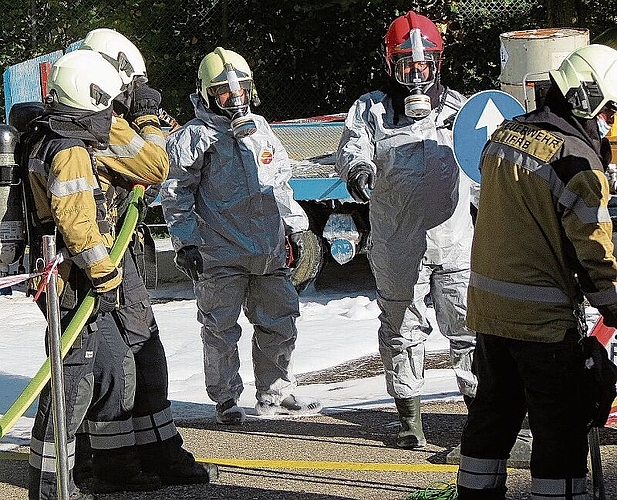 Die beiden Feuerwehren unterstützen sich beim gemeinsamen Einsatz.
