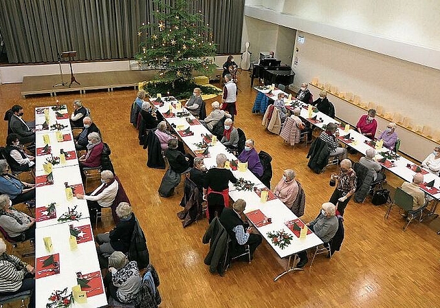 Mit Distanz, Masken und vorheriger Zertifikatskontrolle genossen die Alleinstehenden die Weihnachtsfeier und ein feines Nachtessen.
