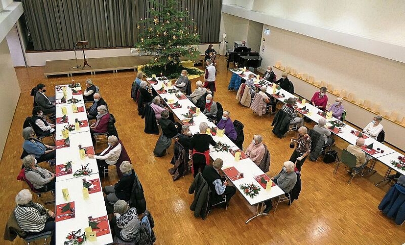 Mit Distanz, Masken und vorheriger Zertifikatskontrolle genossen die Alleinstehenden die Weihnachtsfeier und ein feines Nachtessen.
