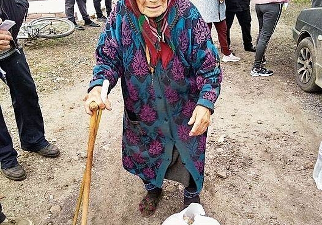 Eine ältere Frau erhält gespendete Lebensmittel. Fotos: zVg
