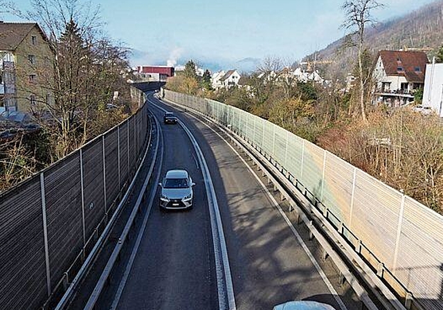 Lärmbelästigung auf beiden Strassenseiten.