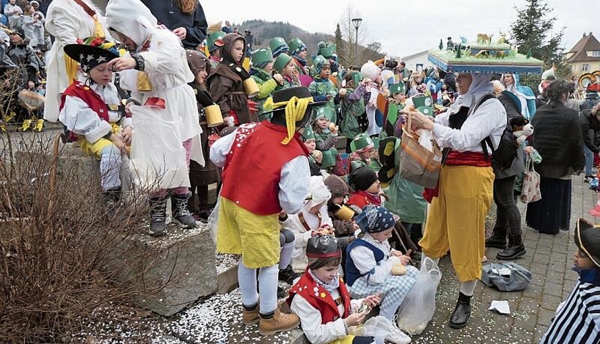 Schlumbi und Schoggistängeli gabs für alle zum Zvieri. Auch für die Appenzeller Sennen und -kühe aus dem Wuhrkindergarten.