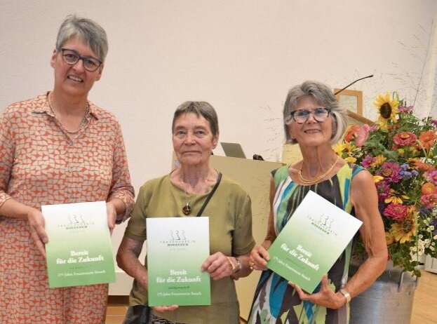 Die neue Festschrift in den Händen von Simone Tacheron, 
         
         
            Alice Leber-Gfeller und Charlotte Hegnauer. Fotos: S. van Riemsdijk