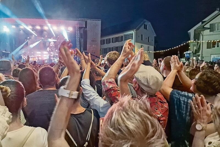 Baschi forderte die Besucher immer wieder auf, aktiv mitzumachen. Fotos: U. Roth