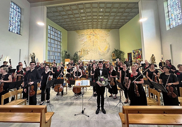 Das Orchester Gelterkinden mit Violinist Silvan Irniger und Dirigent Raphael Ilg.
