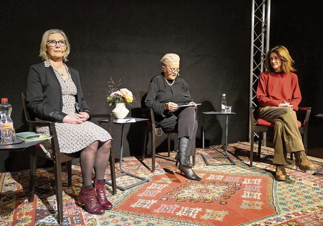 Auf dem Podium im Cheesmeyer sprachen Maya Graf, Cornelia Kazisund Sängerin Sina (v. l.). Foto: U. Handschin