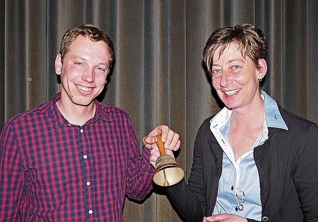 Salome Mumenthaler (bisherige Präsidentin) übergibt die Glocke an Marc Grieder (neuer Präsident).Fotos: B. Eglin
