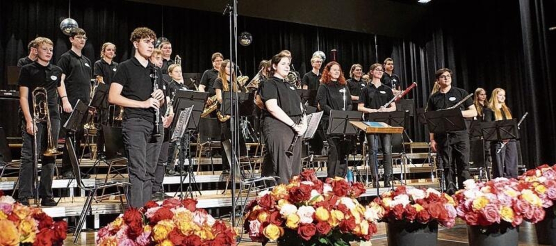 Die Jugend Band Frenkentäler nimmt den verdienten Applaus entgegen.