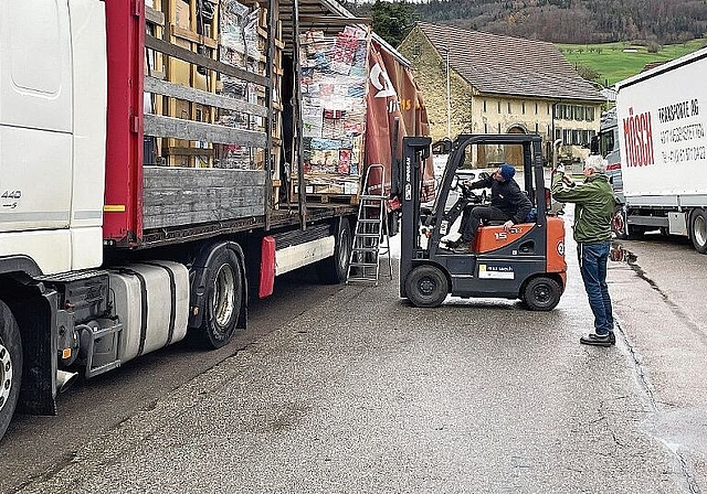 Der LKW wird in Wegenstetten beladen.