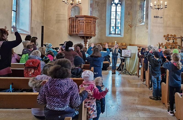 Vor dem Basteln wird jeweils gesungen und Geschichten gehört, die Kinder waren mit grosser Begeisterung dabei. Fotos: U. Roth