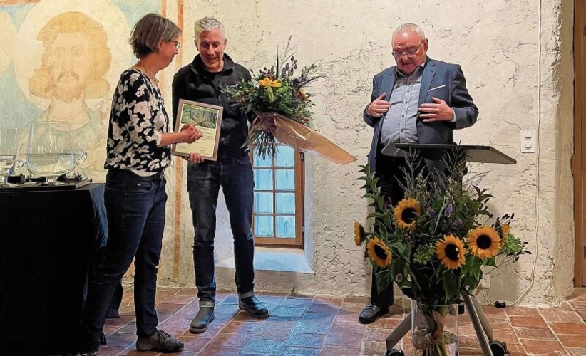 Der Akt der Preisübergabe im Kloster Schöntal: Dr. Lisa Eggenschwiler, Markus Zentnert Präsident Verein Baselbieter Feldscheunen und lic jur . Advokat Felix Moppert (v.l.).