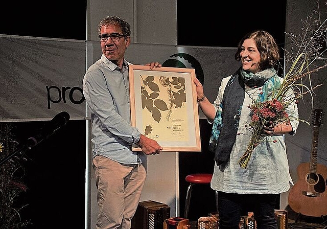 Meret Franke, Präsidentin Pro Natura BL, überreicht Daniel Schmutz den Naturschutzpreis 2021.Foto: O. Graf