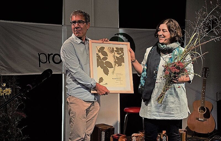 Meret Franke, Präsidentin Pro Natura BL, überreicht Daniel Schmutz den Naturschutzpreis 2021.Foto: O. Graf