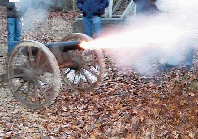 26 Salutschüsse aus dieser selbst gebauten Kanone. Foto: U. Fluri