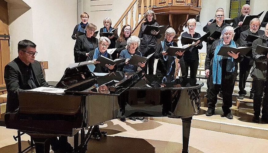 Der Chor wurde musikalisch begleitet vom Pianisten Michael Herrmann.Fotos: u. Roth
