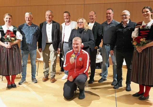 Adrian Schaub mit seiner Goldmedaille.Foto: P. Aenishänslin