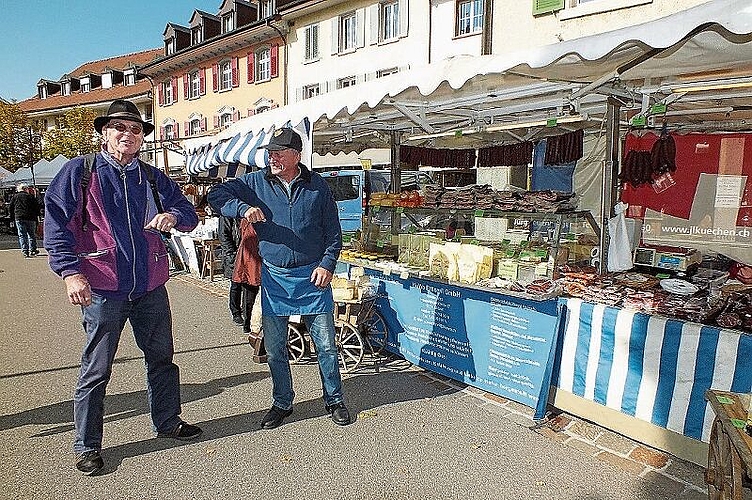 So begrüssten sich zwei Bekannte, Marktbesucher Heinz Steck aus Basel und Walter Notz aus Ettiswil mit seinem Käse- und Wurst-Angebot.