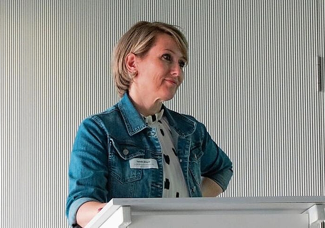 Lehrerin und Laufbahnverantwortliche  Sandra Meyer führte durch 
         
         
            das erste Netzwerktreffen. Foto: S. van Riemsdijk