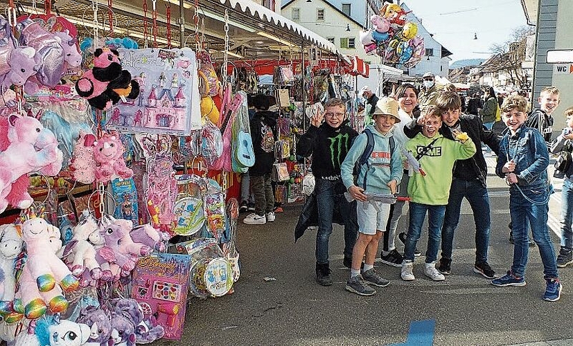 Die fröhlichen Jugendlichen geniessen den Markt, endlich läuft mal wieder etwas.
