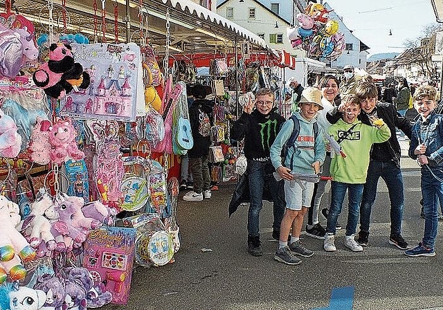 Die fröhlichen Jugendlichen geniessen den Markt, endlich läuft mal wieder etwas.
