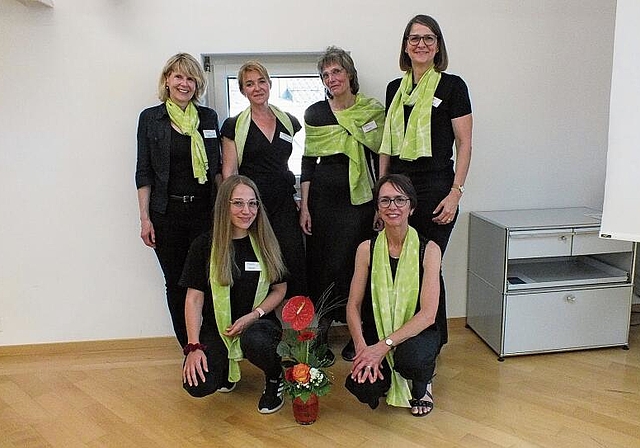 Der Vorstand des Frauenvereins. Stehend: Annekäthi Lüthy Meister, Nadége Siebenpfund, Eveline Rätz, Pia Bechter; kniend: Joelle Steffen, Bärbel Hess Bodenmüller.Foto: U. Roth