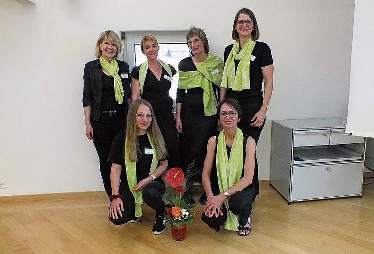 Der Vorstand des Frauenvereins. Stehend: Annekäthi Lüthy Meister, Nadége Siebenpfund, Eveline Rätz, Pia Bechter; kniend: Joelle Steffen, Bärbel Hess Bodenmüller.Foto: U. Roth