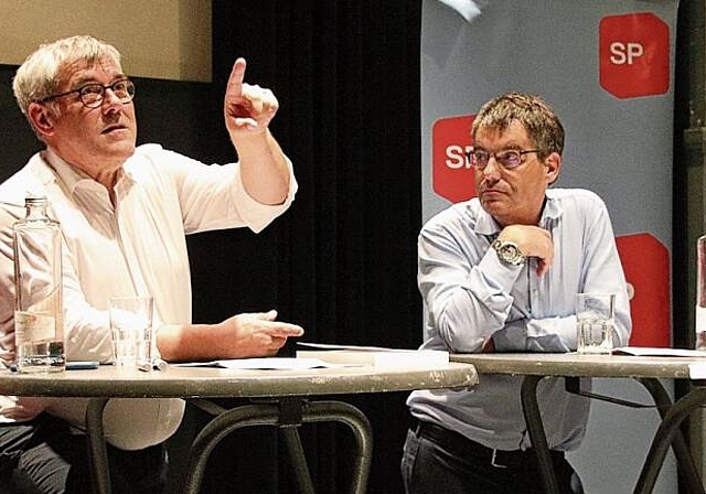 Eric Nussbaumer (l.) und Roger Nordmann diskutierten angeregt miteinander und mit dem Publikum.Foto: M. Schaffner