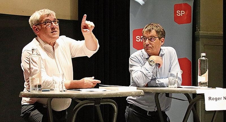 Eric Nussbaumer (l.) und Roger Nordmann diskutierten angeregt miteinander und mit dem Publikum.Foto: M. Schaffner