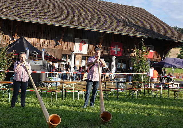 Alphornklänge vor der Chornschüre. Fotos: U. Fluri
