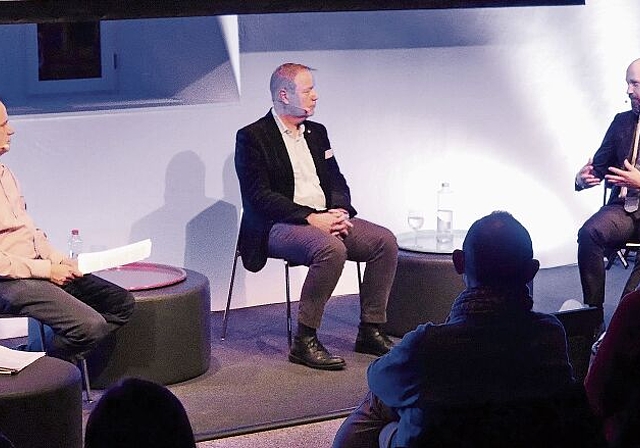 Moderator Stefan Hess mit Andreas Schröder und Philippe von Planta (v.l.). Foto: B. Eglin