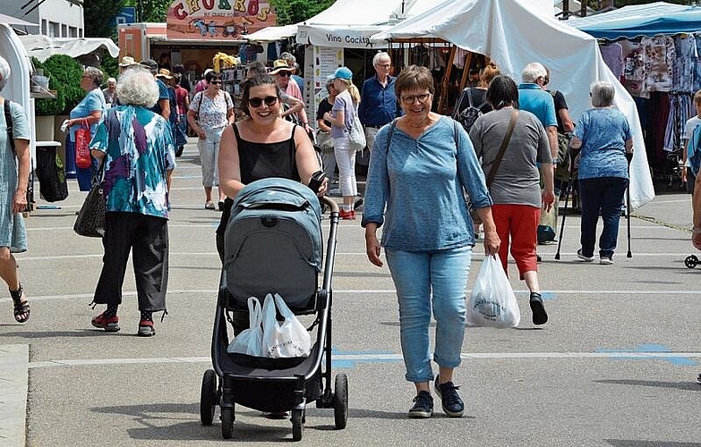 Der Marktbesuch ist und bleibt für Gross und Klein eine Freude. Fotos: S. van Riemsdijk