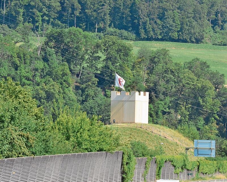 Von der Autobahnbrücke ist das neue Wahrzeichen vom Dorffest gut sichtbar.