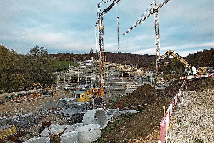 Die Halle, hinten und im Vordergrund das Gelände, wo die Aussenplätze entstehen werden.Fotos: W. Wenger