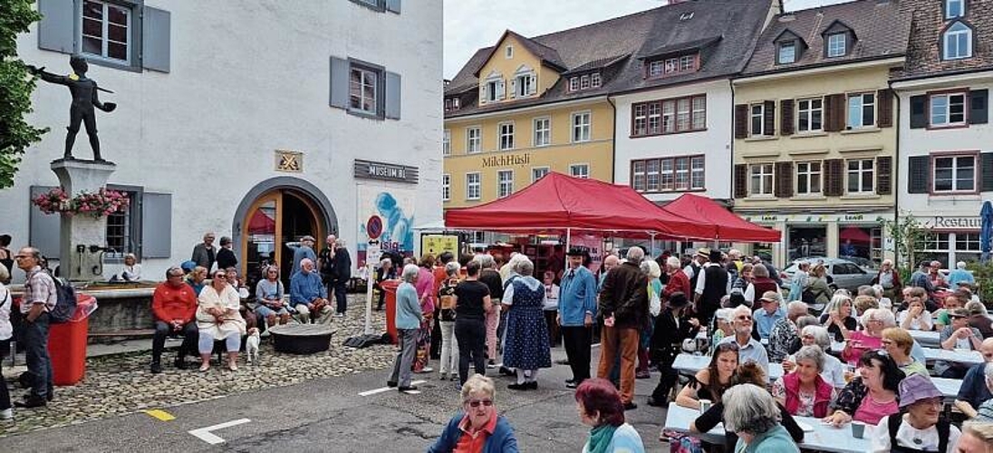 Volksmusikfreunde und Hanneli-Fans auf dem Zeughausplatz. Fotos: U. Roth
