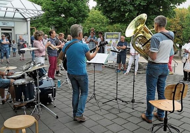 Passanten und Einkaufende genossen das überraschende Samstagskonzert der Farnsburg Dixie Band beim Allmendmarkt Gelterkinden. Foto: u. handschin