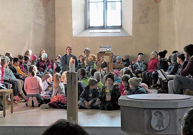 Zur Einstimmung erzählten Vera Weber und Eva Schelker (mit Puppe Paul) den 60 Kindern jeden Tag einen Teil der Ostergeschichte. Fotos: U. Handschin
