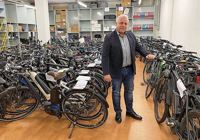 Berardino Barbati, der Leiter des Verwertungs- und Fundbüros zeigt die zum Verkauf anstehenden Fahrräder.Foto: W. Wenger