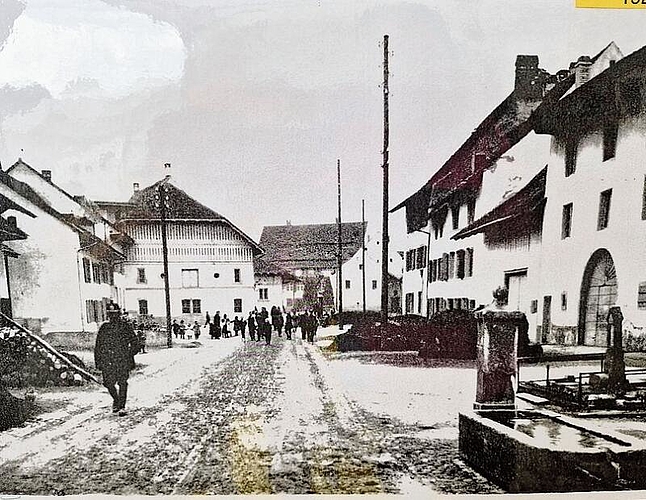 1941: die Unterdorfstrasse mit Naturbelag und Misthaufen.