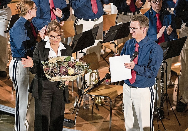 Präsident Markus Surer verabschiedet die langjährige Dirigentin Valérie Seiler.
