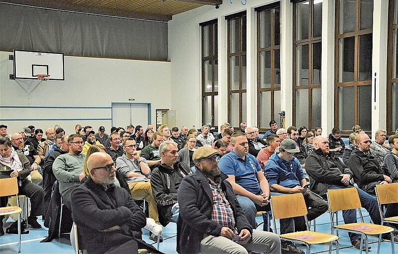 Die Turnhalle war mit den Fasnächtlern fast voll besetzt. Fotos: S. Van riemsdijk