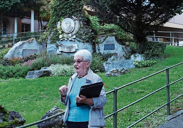 Margrit Siegrist erzählt auf ihrem letzten Stadtrundgang beim Georg Herwegh-Denkmal. Foto: B. Eglin