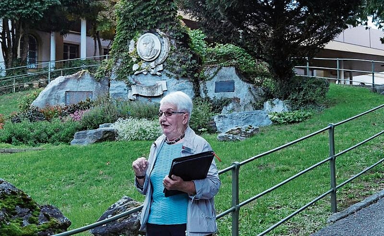 Margrit Siegrist erzählt auf ihrem letzten Stadtrundgang beim Georg Herwegh-Denkmal. Foto: B. Eglin