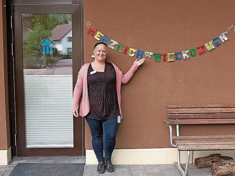 Aline Schweizer heisst nach dreimonatiger Pause mit einer farbigen Girlande allen Besuchenden wieder willkommen. Foto: S. Van Riemsdijk